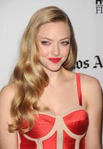 Amanda Seyfried Dalam Balutan Dress Merah