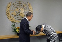 Saat bertemu dengan Psy, Ban Ki Moon mengaku sedikit iri pada Psy. Reuters/Eduardo Munoz.