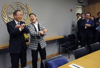 Aku sedikit iri. Sampai dua hari yang lalu, seseorang bilang aku adalah orang Korea paling terkenal di dunia. Kini aku harus melepaskannya. Aku tak menyesal, ujar Ki Moon pada Psy. Reuters/Eduardo Munoz.