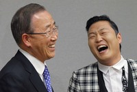 Psy mengaku terharu karena sang Sekjen PBB itu sudah menonton video klip dan bahkan memperhatikan jumlah penonton video Gangnam Style. Reuters/Eduardo Munoz.