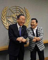 Psy dan Ban Ki Moon berpose ala Gangnam Style. Reuters/Eduardo Munoz.
