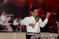 Idris membuka penampilannya dengan memainkan lagu Indonesia Raya.