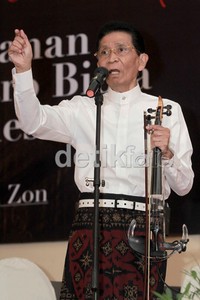 Meski dijuluki maestro, pria berusia 74 tahun itu tak pernah jemawa.