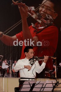 Aksi Idris memainkan biola menyihir para tamu undangan yang hadir malam itu.