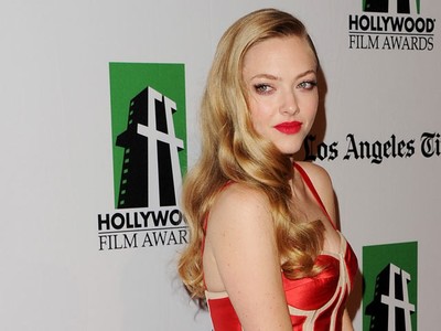 Amanda Seyfried Dalam Balutan Dress Merah
