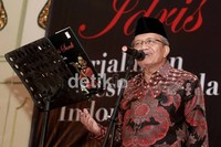 Taufiq Ismail membacakan sebuah puisi untuk Idris dimana puisi itu juga terdapat dalam buku karya Fadli.