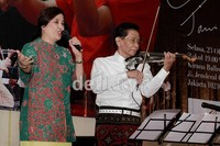 Linda Djalil menyanyikan sebuah lagu diiringi Idris.