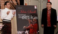 Idris didampingi Fadli nampak berdoa saat peluncuran buku tersebut.