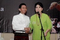 Titiek Puspa yang juga sahabat Idris memberikan testimoni di atas panggung.