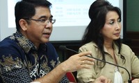 Koordinator Forum Komunikasi Asosiasi Nasional (FORKAN) yang juga Sekretaris Jenderal Gabungan Pengusaha Makanan dan Minuman Indonesia Franky Sibarani (kiri) bersama Ketua Asosiasi Pemilik Merek Lokal Indonesia Putri K Wardani (kanan) memberikan keterangan  dalam jumpa pers Forum Komunikasi Asosiasi Nasional di Jakarta.
