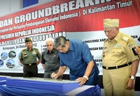 Presiden SBY menandatangani prasasti peresmian dengan disaksikan Menko Perekonomian Hatta Rajasa dan Gubernur Kaltim Awang Faroek Ishak. (Setpres).