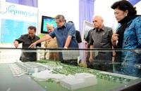 Presiden SBY melihat maket pengembangan Bandara Sepinggan, usai meresmikan proyek-proyek MP3EI di Kaltim. (Setpres).