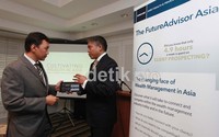 Executive Vice President Ambit Wealth & Private Banking, F. Edward Lopez sedang berbincang dengan Account Director Banking SunGard Indonesia, Emil Sumirat saat media breafing di Hotel Four Seasons, Jakarta, Rabu (24/10).