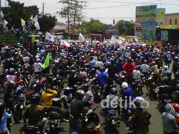 Ribuan Buruh Blokir Bypass Mojokerto