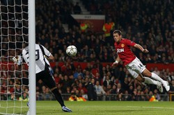 Kemenangan MU ditentukan lewat 2 gol Javier Hernandez dan 1 gol Jonny Evans. REUTERS/Phil Noble.