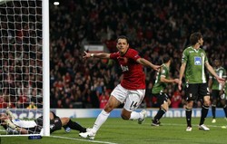 Javier Hernandez berhasil memperdayai kiper Braga. REUTERS/Phil Noble.