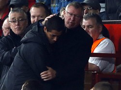 Manager MU, Alex Ferguson pun patuh berterima kasih pada Javier Hernandez. REUTERS/Phil Noble.