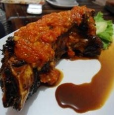 Makan Iga Bakar Mercon Dijamin Berkeringat