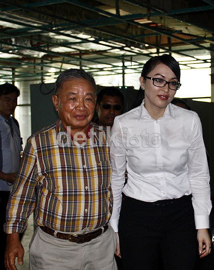 Gaya Hitam Putih Angelina Sondakh
