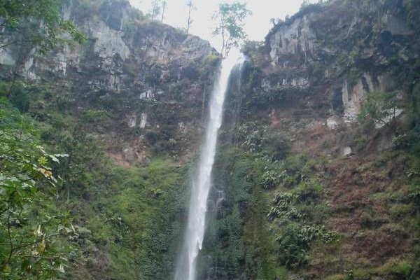 Digoda 'Janda' Cantik di Air Terjun Ini