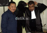 Mantan Bupati Buol, Sulawesi Tengah, Amran Batalipu berbincang dengan  penasehat hukumnya usai sidang. Ramses/detikcom.