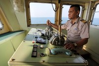Seorang mualim mengatur kecepatan kapal.