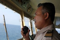 Seorang mualim berkomunikasi dengan menara pengatur lalu lintas pelabuhan Bakauheni.