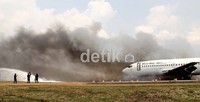 Digambarkan pesawat Blue Sky 001 mengalami kerusakan hidrolik dan terbakar.