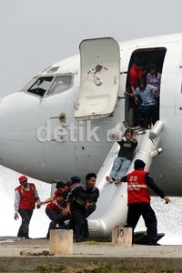 Petugas pun bergerak cepat dengan mengevakuasi para penumpang pesawat.