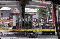 Sebuah mobil daihatsu Xenia dan sebuah sepeda motor juga ikut ludes.