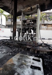 Salah satu pompa bensin di SPBU tersebut hangus terbakar.