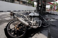 Sepeda motor tersebut tampak hangus.