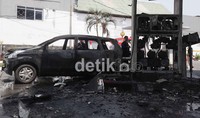 Berada di samping pompa bensin, mobil tersebut ikut hangus terbakar.