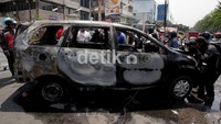 Beruntung pemilik mobil tidak menjadi korban.