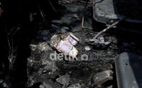 Beberapa lembar uang ikut terbakar.