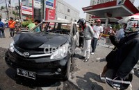 Warga yang penasaran mengabadikan mobil tersebut dengan ponsel mereka.