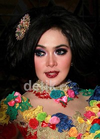 Syahrini tampil dengan bibir bling-bling-nya.