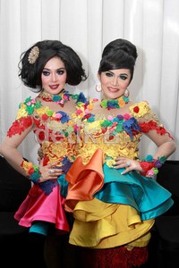 Syahrini dan Krisdayanti tampil berkolaborasi dengan kostum warna-warni yang unik.