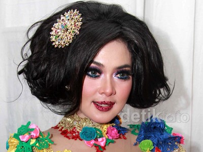 Bibir Bling-bling Syahrini