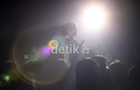 Dian membaur bersama para undangan yang hadir saat membacakan puisi.