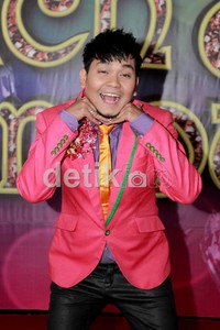 Indra Bekti bergaya ala Cherrybelle.