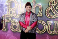 Ia tampak ceria dengan baju pinknya.