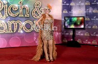 Julia Perez atau lebih dikenal dengan sebutan Jupe tampil dengan dress bling-bling bernuansa gold.