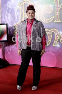 Sama seperti Indra Bekti, Ivan Gunawan juga tampil dengan baju berwarna shocking pink.