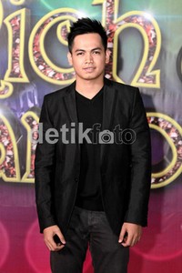 Berbeda dengan selebriti lainnya yang tampil dengan busana bernuansa gold, pink, dan putih, Tommy Kurniawan hadir dengan balutan baju serba hitam.