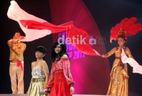 Putri Ayu (kedua dari kiri) dan Mikha Tambayong (kedua dari kanan), juga terlihat cantik dan anggun dengan busananya yang dikenakan.