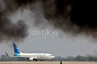 Pendapatan terbesar perusahaan pelat merah itu masih disumbang oleh penerbangan berjadwal yang berkontribusi sebanyak US$ US$ 2,129 miliar di akhir September 2012. Beban usaha juga naik, dari US$ 2,046 miliar menjadi US$ 2,293 miliar.