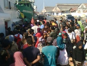 Pemudik Kangean Padati Pelabuhan Kalianget