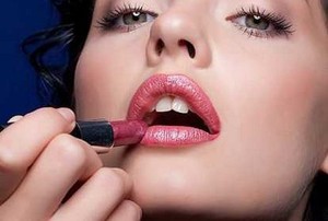 Kebanyakan Pakai Make Up Bisa Bikin Menopause Dini
