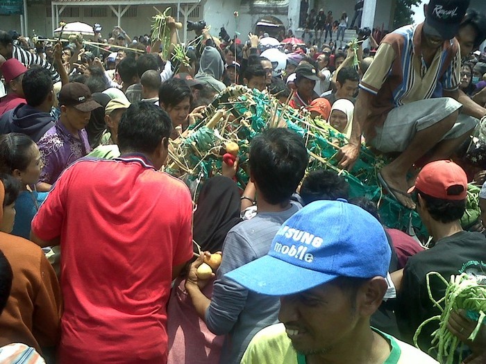 Ribuan Warga Yogya Berebut Gunungan Grebeg Besar